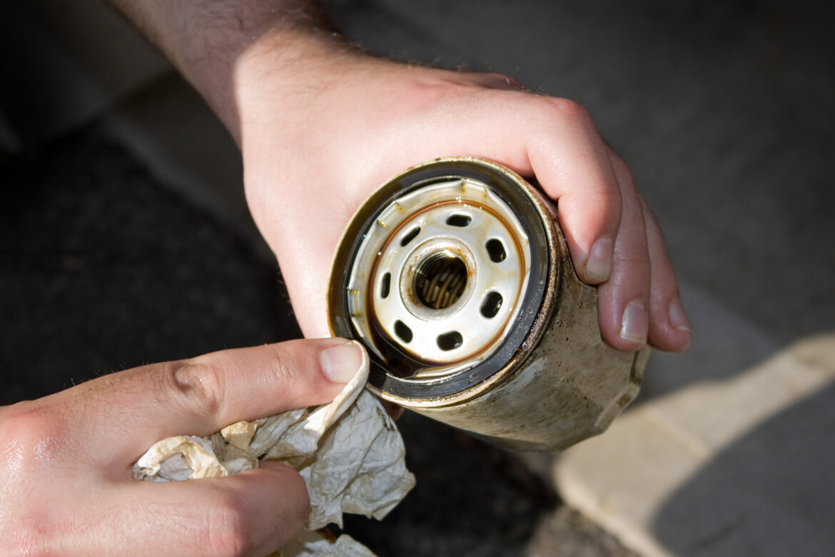 How does an oil filter work?